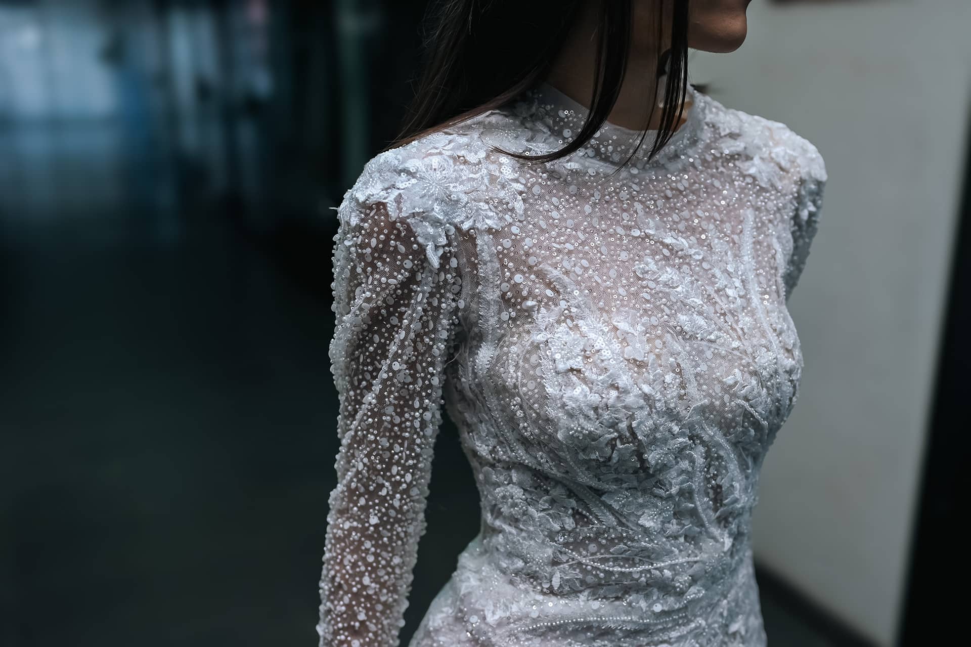 Detalj čipkanog gornjeg dela venčanice sa dugim rukavima – Afrodita Beograd