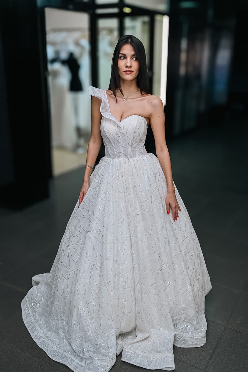 Venčanica sa jednim ramenom i korzet izrezom ispred salona Afrodita Beograd