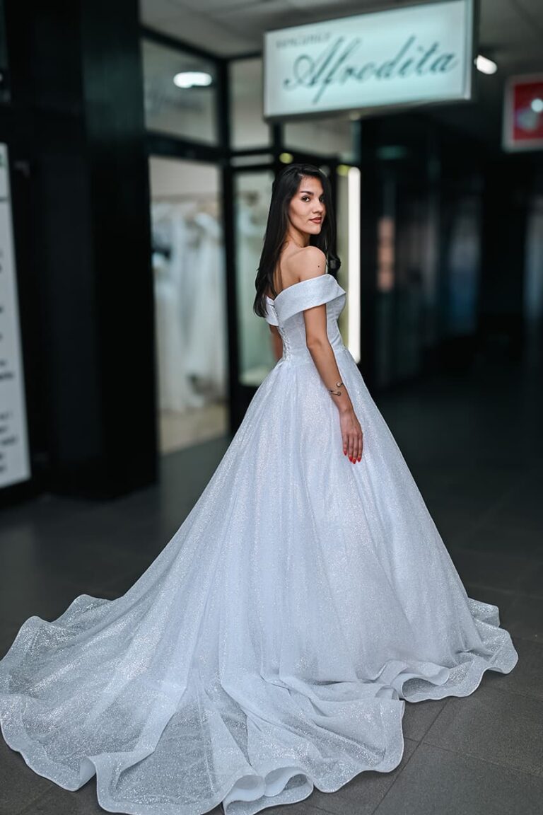 Off-shoulder venčanica sa dugim šlepom ispred salona Afrodita u Beogradu