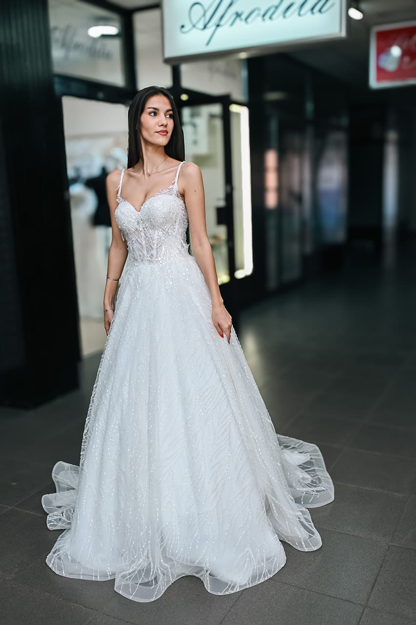 Mlada u svetlucavoj venčanici sa bretelama ispred salona Afrodita u Beogradu