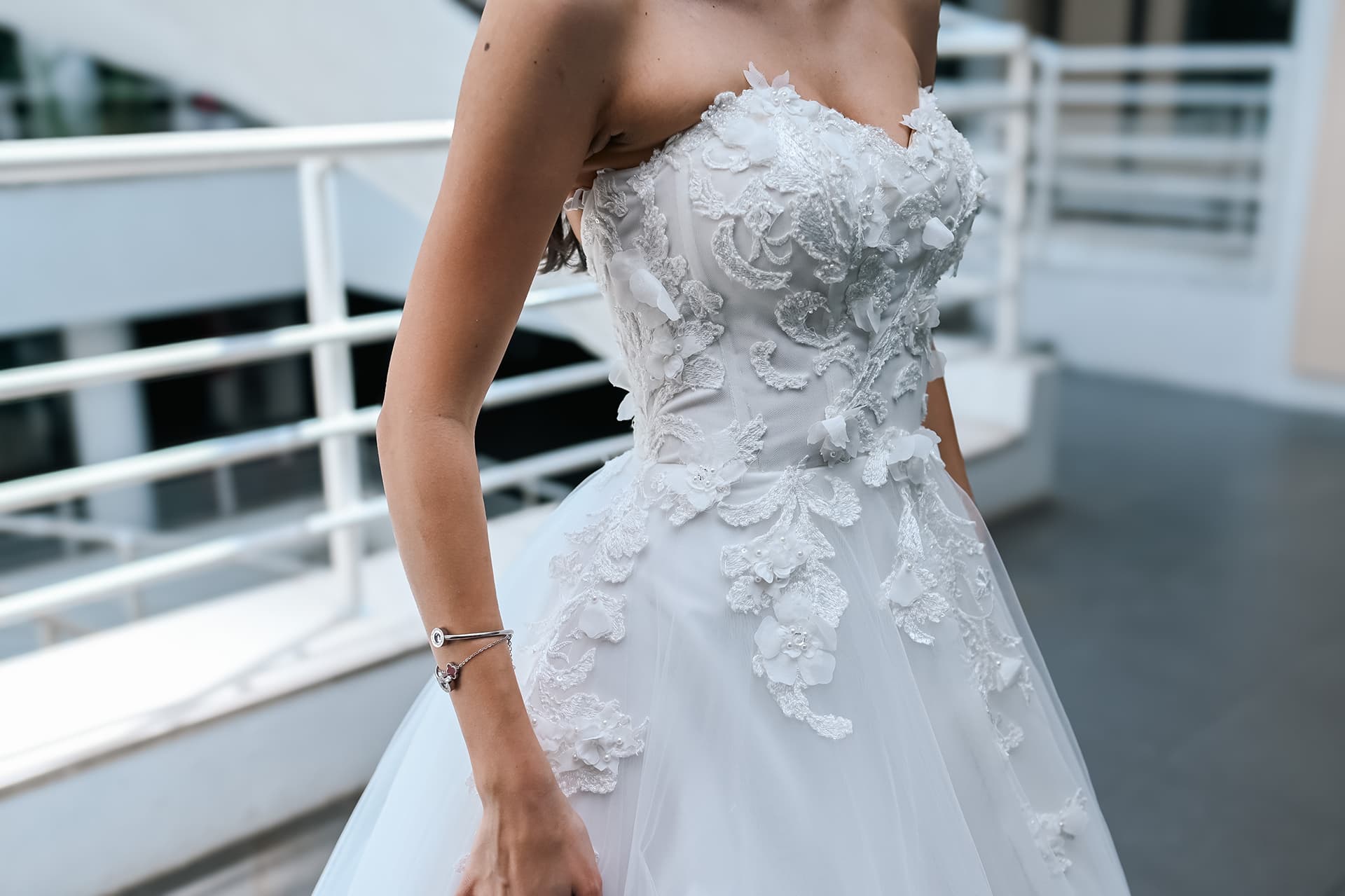 Cvetna aplikacija na gornjem delu venčanice – Afrodita Beograd