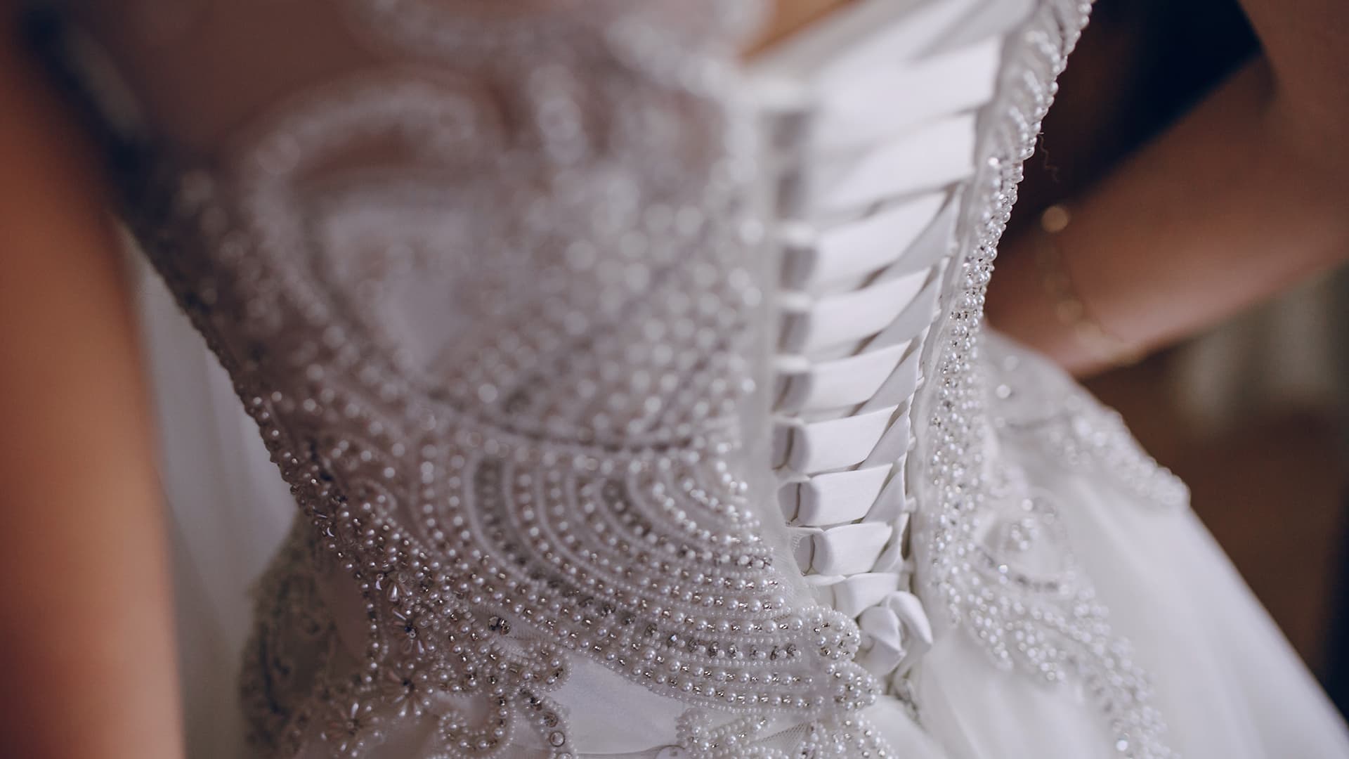 Mlada u luksuznoj venčanici sa perlicama – Afrodita venčanice Beograd