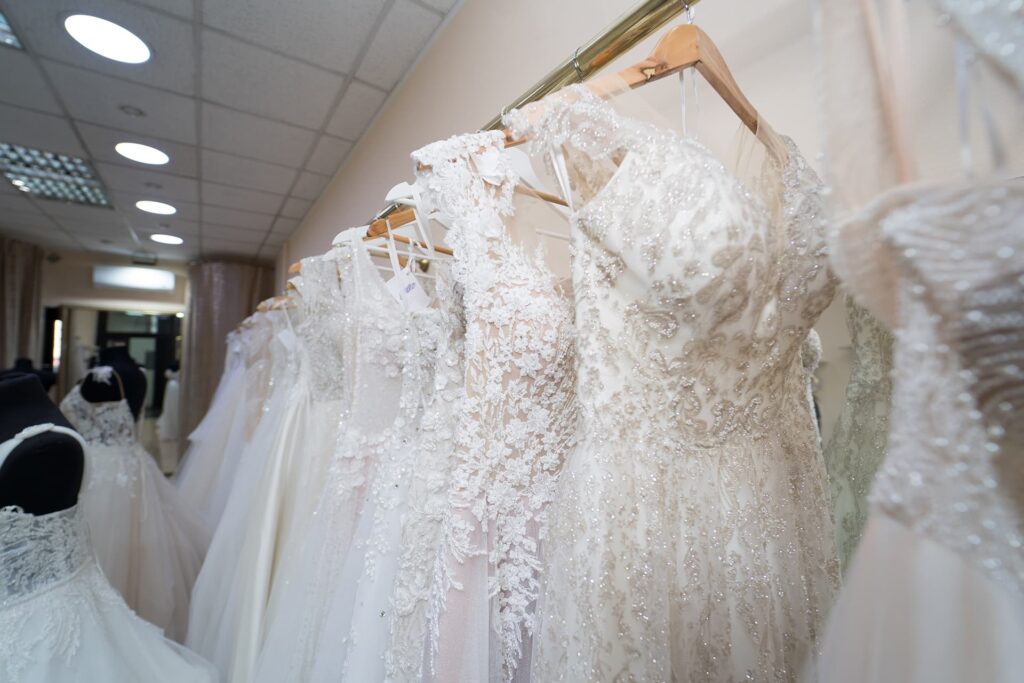 Detalji venčanica sa čipkastim i bisernim aplikacijama – Afrodita Beograd