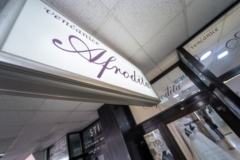 Izlog salona venčanica Afrodita u Beogradu