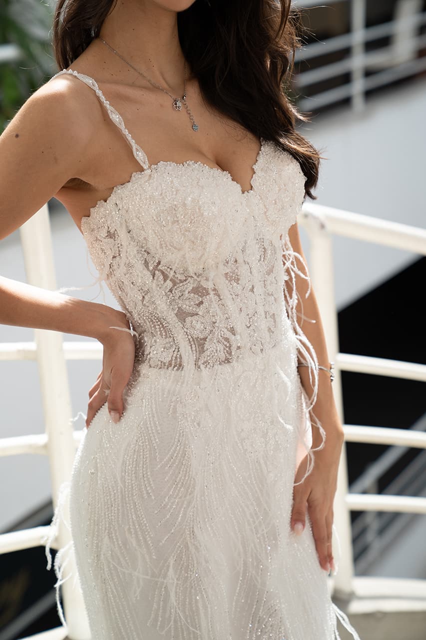 Romantična venčanica sa čipkom i tankim bretelama – Afrodita Beograd