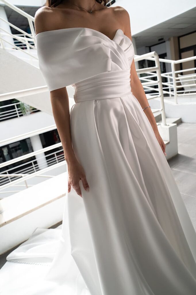 Elegantna venčanica sa spuštenim ramenima – Afrodita Beograd