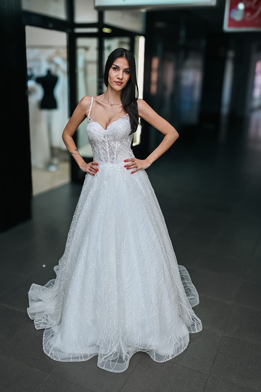 Princeza venčanica sa biserima i širokom suknjom – Afrodita Beograd