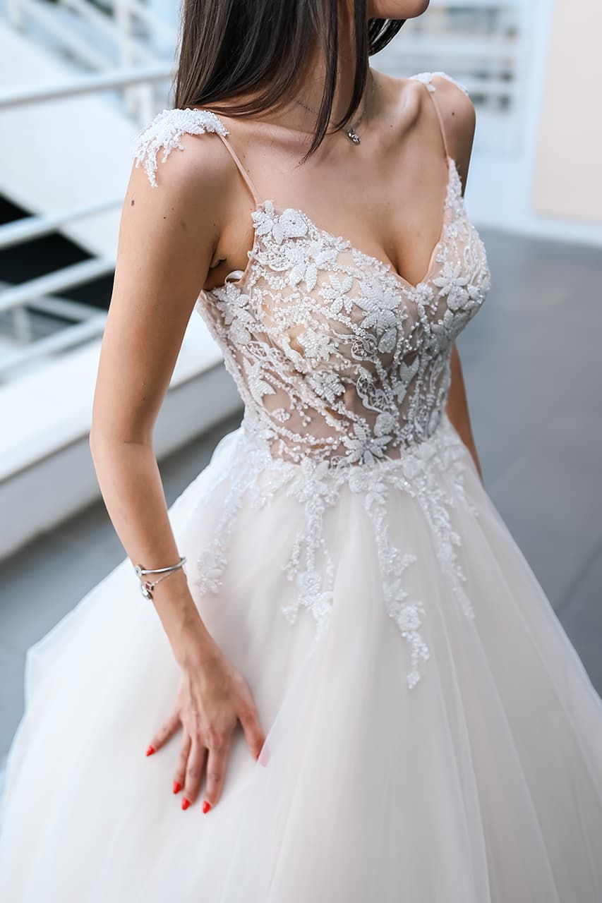 Detalj venčanice sa biserima i čipkom – Afrodita Beograd