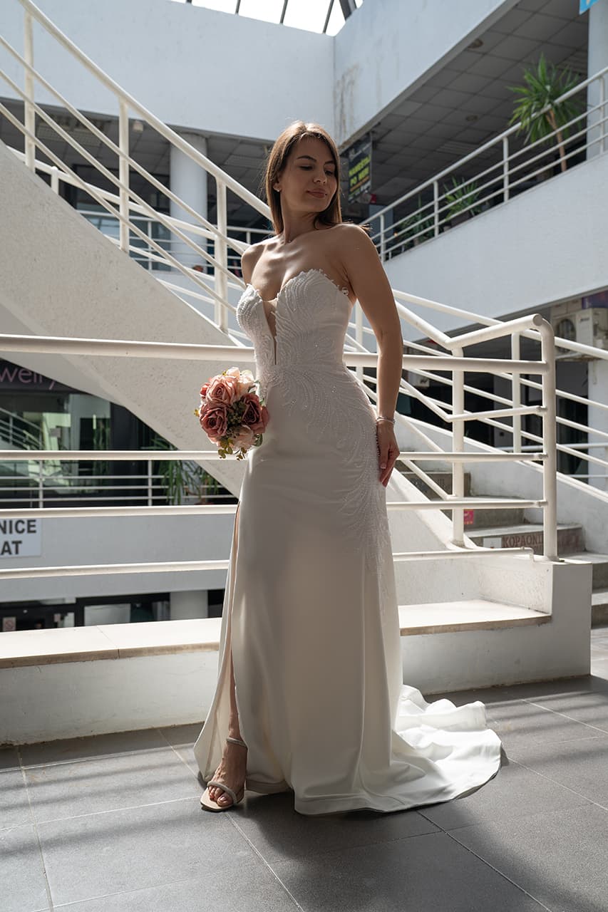 Klasična venčanica sa buketom u ruci – Afrodita Beograd