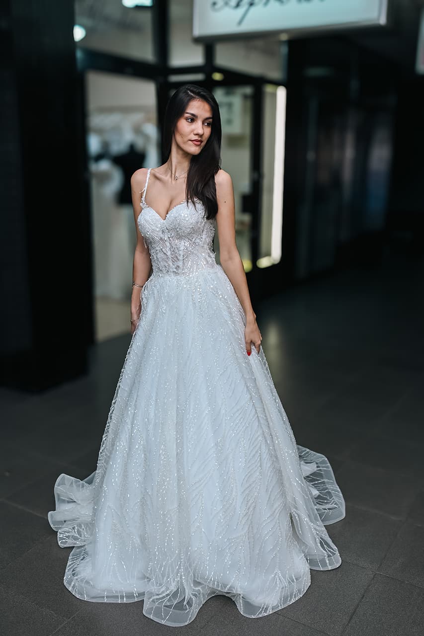 Venčanica sa čipkanim korsetom i prozračnim tilom – Afrodita Beograd