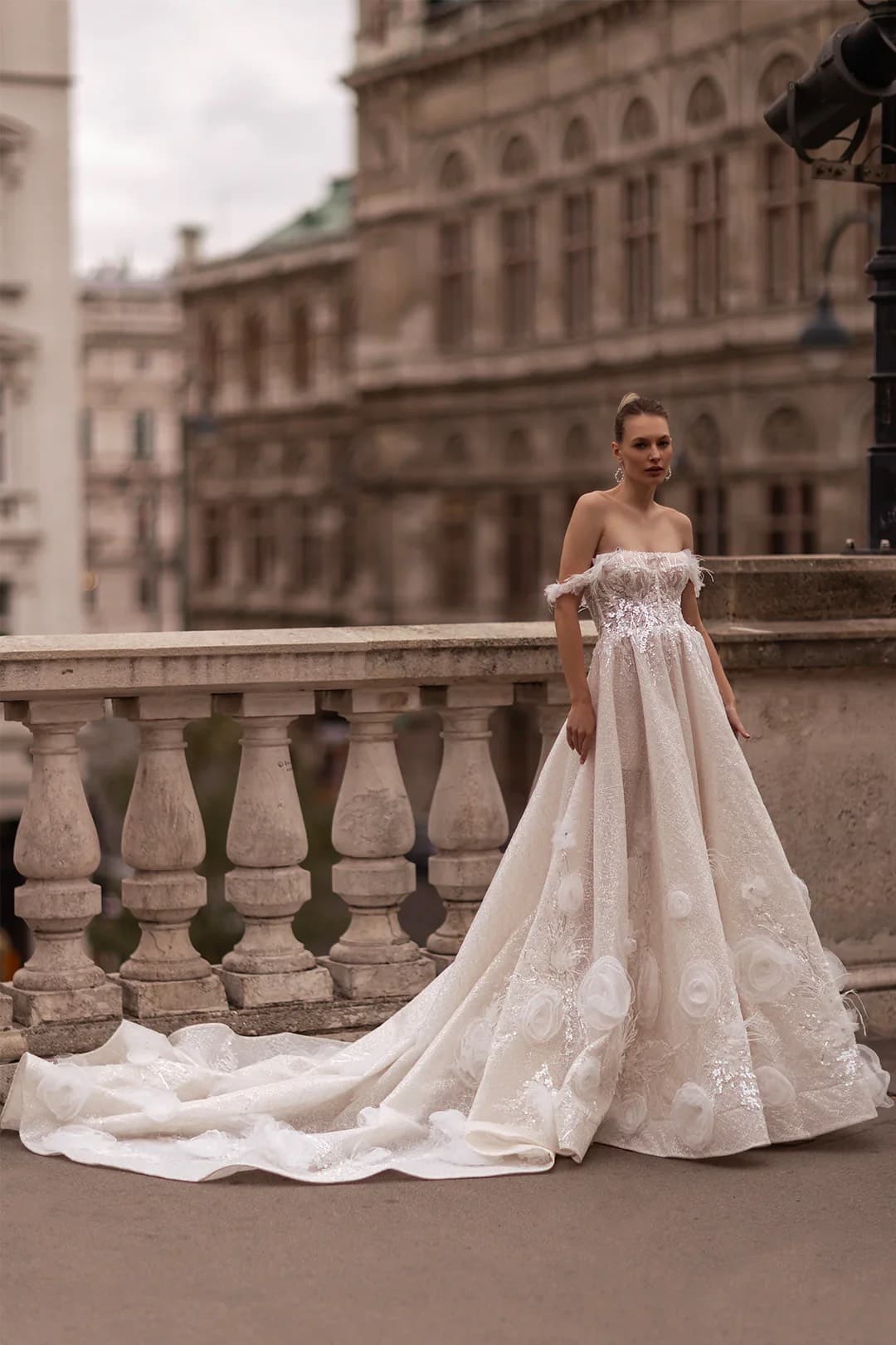 Venčanica sa dubokim šlepom i čipkastim detaljima – Afrodita Beograd