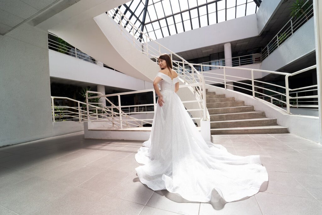 Venčanica sa dugim šlepom ispred moderne arhitekture – Afrodita Beograd