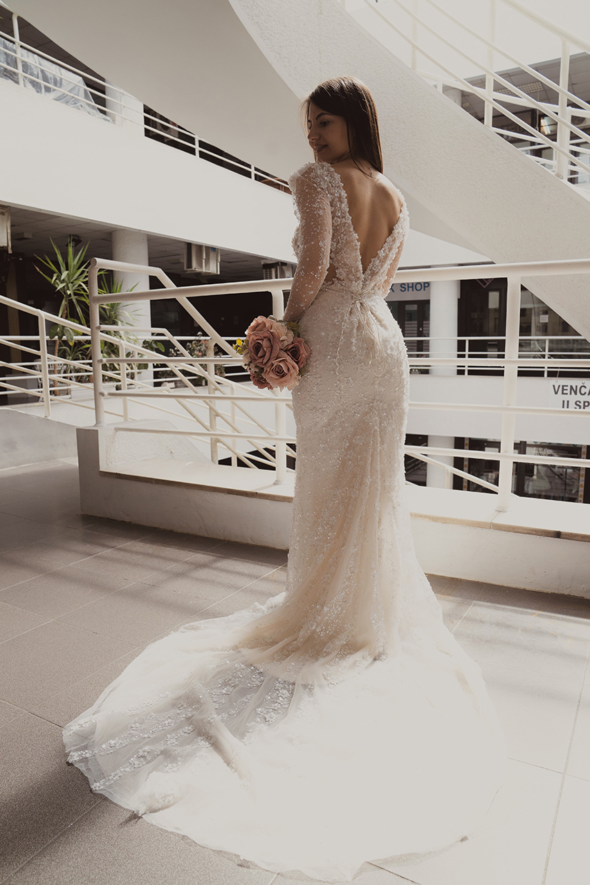 Venčanica sa golim leđima i čipkastim detaljima – Afrodita Beograd
