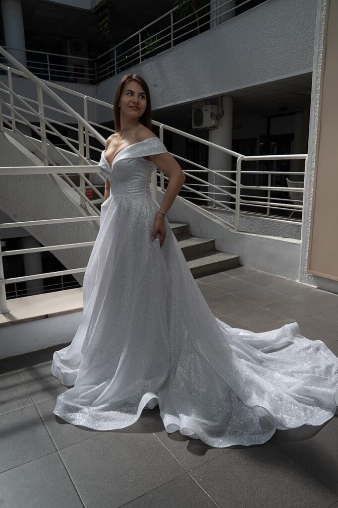 Venčanica sa golim ramenima i lepršavim volanima – Afrodita Beograd