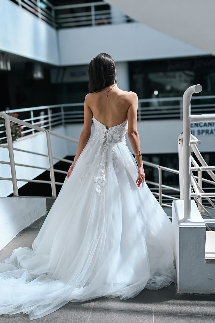 Venčanica sa otvorenim leđima i dugim šlepom – Afrodita Beograd