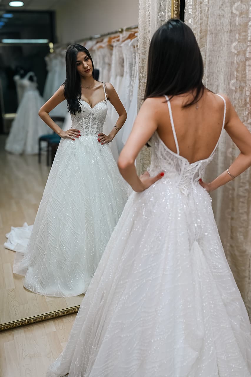 Sjajna venčanica sa tilom i tankim bretelama – Afrodita Beograd