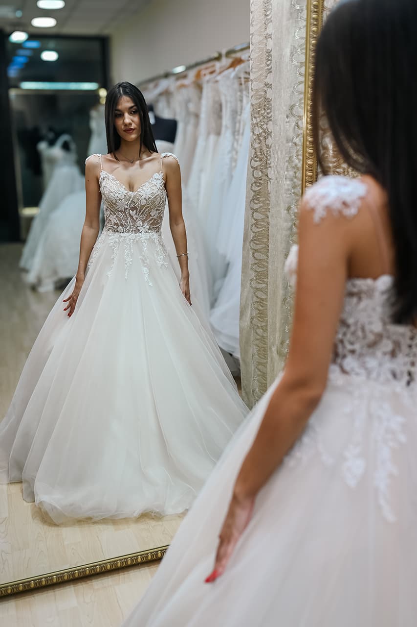 Venčanica sa dugim šlepom i čipkastim rukavima – Afrodita Beograd