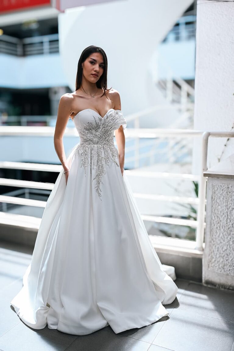 Venčanica sa srcastim izrezom i dugim šlepom – Afrodita Beograd