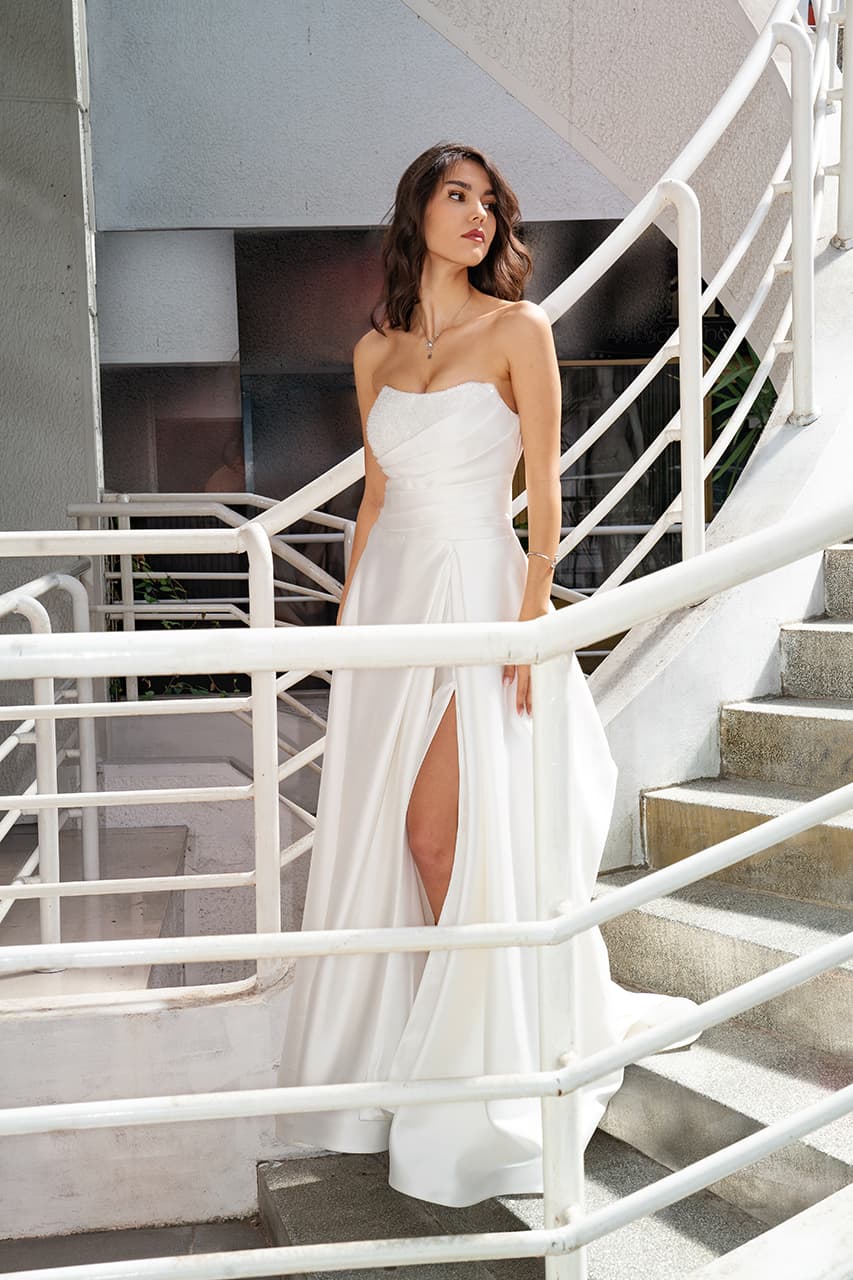 Moderna bela venčanica sa šlicem – Afrodita