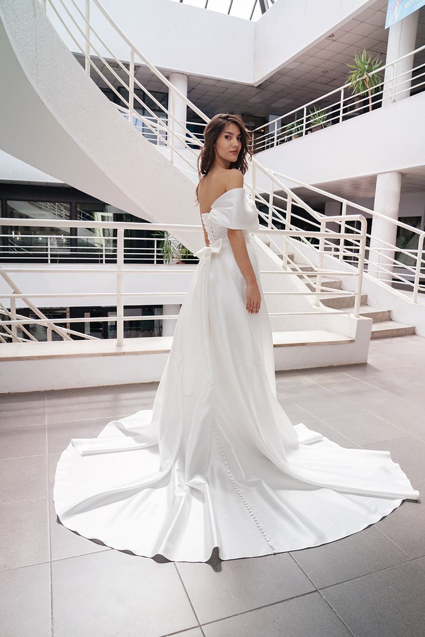 Venčanica sa dužim šlepom i volanima na ramenima – Afrodita Beograd