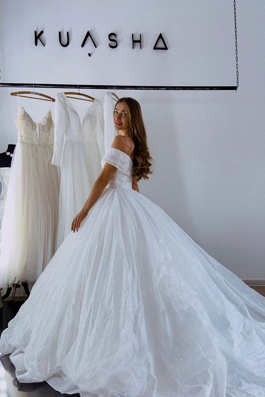 Off-shoulder princeza venčanica u salonu Kuasha Beograd