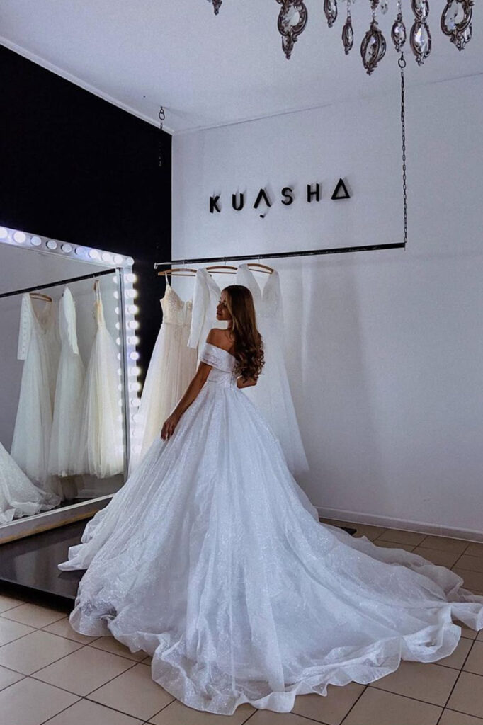 Princeza venčanica sa spuštenim ramenima i dugim šlepom – Kuasha