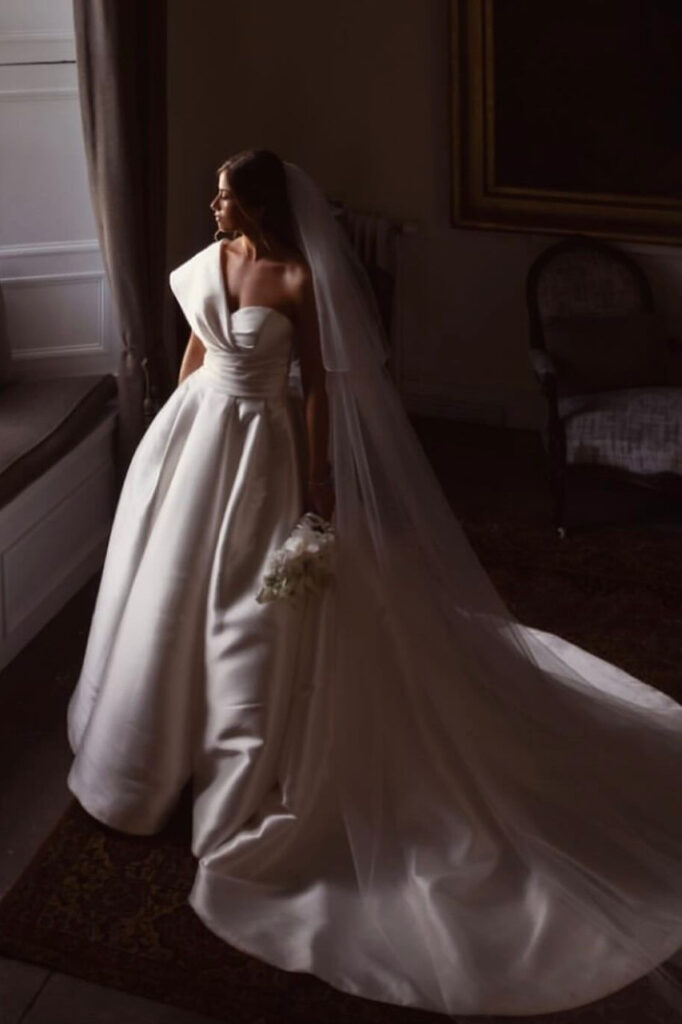 Svilena venčanica sa kapuljačom i dugim šlepom